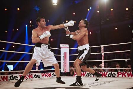 Die beiden Kontrahenten schenken sich nichts. Plötzlich halten die Zuschauer und die Gäste im Castello Düsseldorf den Atem a...