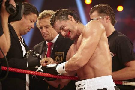 ...schmerzverzerrtem Gesicht und hängt verletzt in den Seilen. Doch der 46-Jährige beißt die Zähne zusammen und kämpft weite...