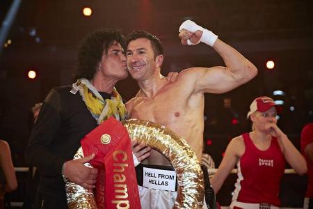 ...Zweitkampf durch technisches K.O. Während der strahlende Sieger im Ring gefeiert wird - samt Küsschen vom überstolzen Pap...