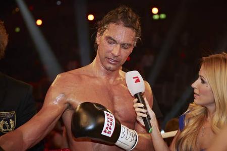 ...hieß es, der schöne Schwede habe sich die Schulter ausgekugelt, doch der Manager verrät: 