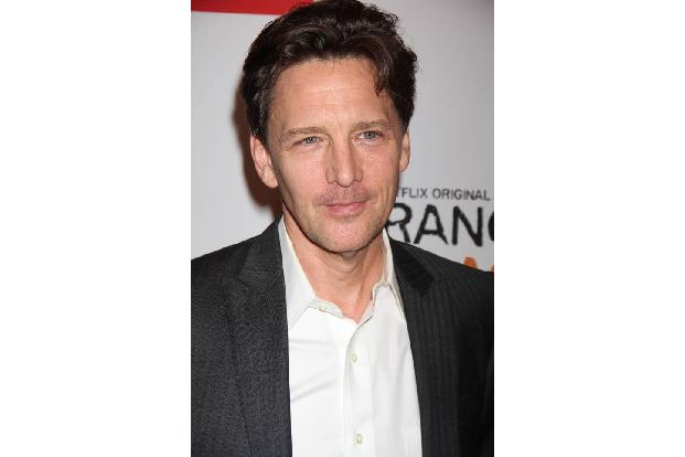 Sein jugendliches Aussehen ist Schuld daran, dass Andrew McCarthy lange Zeit den jugendlichen Liebhaber netter Damen spielen...