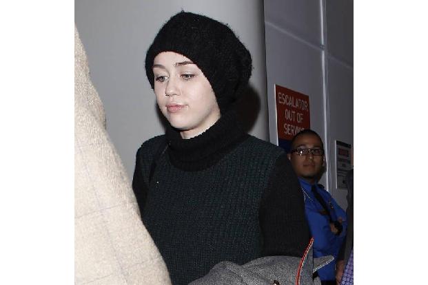 ...Miley Cyrus hat auf Twitter ein Foto von sich gepostet, auf dem die skandalträchtige Sängerin ihre Augen zu kleinen Schli...