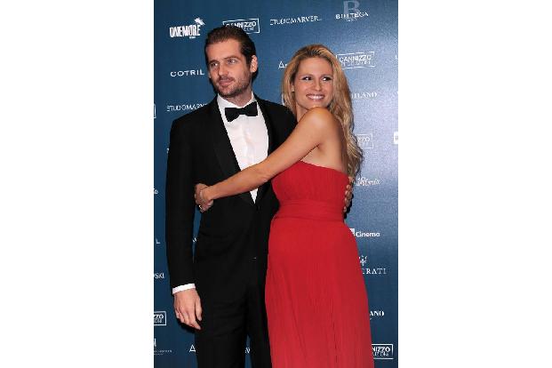 ...ihr Ehemann Tomaso Trussardi hinzugerufen, um gemeinsam den Fotografen das geballte Liebesglück zu präsentieren. Und weil...