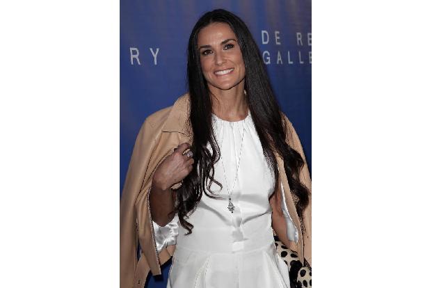 ...Demi Moore. Nachdem ihr leiblicher Vater die Familie verlassen hatte, wurde die Schauspielerin von ihrem Stiefvater adopt...
