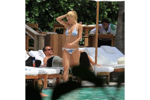 Dass sie einen Traumbody hat, kann man anhand der sexy Bikini Bilder unschwer erkennen. Auch Moderieren kann sie.