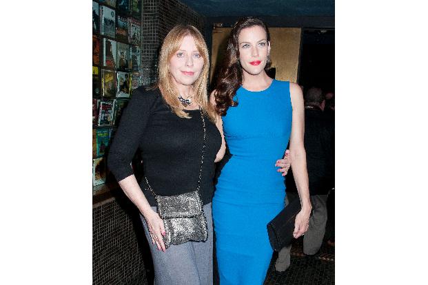 ..doch immerhin sieht Bebe Buell (58) nicht viel älter aus, als ihre schöne Tochter Schauspielerin Liv Tyler (34).