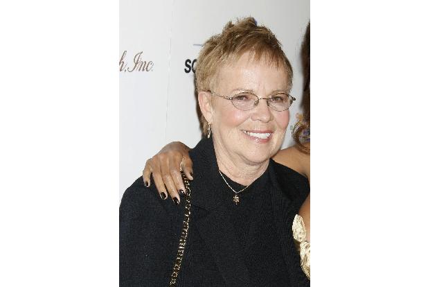 Diese Mutter wünscht man sich als Mann gern zur Schwiegermutter, denn sie hat eine sehr heiße Tochter.