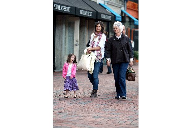 Denn es handelt sich um Katie Holmes (33), die gemeinsam mit ihrem Mann Tom Cruise das süße Töchterchen Suri bekam.