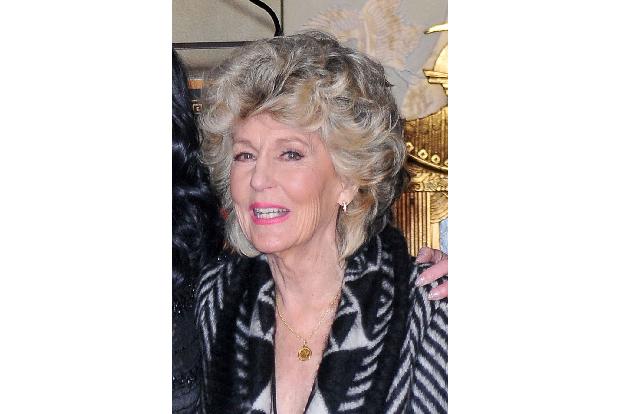 Die ältere, aber fein aussehende Dame hat eine sehr berühmte Tochter, die Sängerin ist.