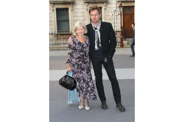 Schauspieler Ewan McGregor (42) ist ihr Sohn und locker einen Kopf größer als seine Mama.