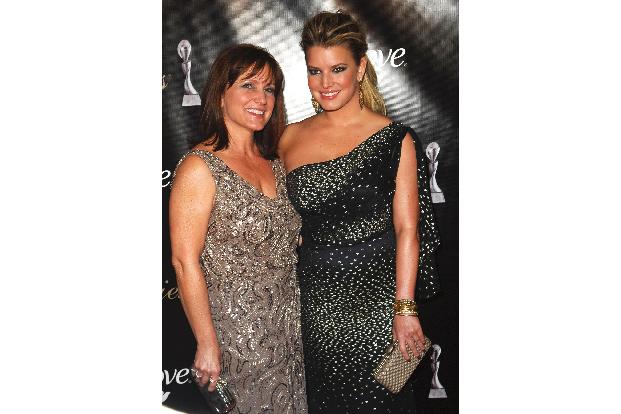 Denn ihre Tochter ist die US-amerikanische Pop-Sängerin und Schauspielerin Jessica Simpson (32).