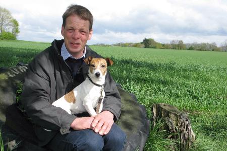 Allein ist auch Schweinebauer Heinrich (50).