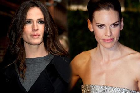 Die Schauspielerinnen Jennifer Garner und Hilary Swank sehen aus wie aus einem Ei gepellt.
