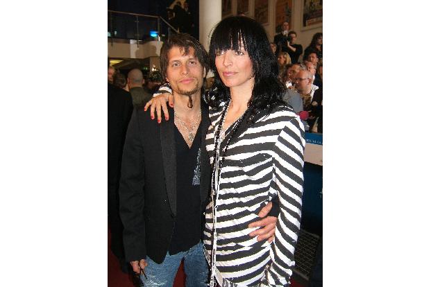 Auch Nena, die mit bürgerlichem Namen Gabriele Susanne Kerner heißt, ist mit einem 12 Jahre jüngeren Partner zusammen.