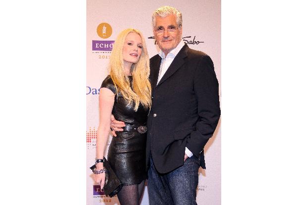 Unglaubliche 29 Jahre Altersunterschied trennen den Schauspieler Sky du Mont von seiner jungen Ehefrau Mirja.