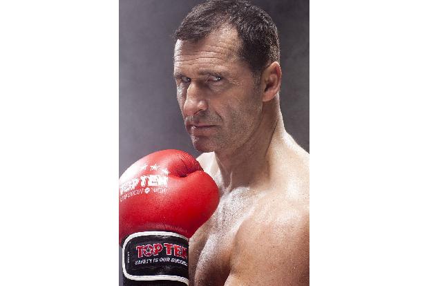 Im Schwergewicht boxt Diskus-Olympiasieger Lars Riedel (199 cm, 95 kg)...