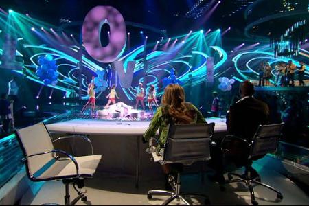 Etwas verdutzt sang Joey weiter und konterte nach seiner Performance: 