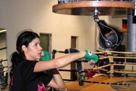 Denn das Erotikmodel drohte ihrer Gegnerin Indira Weis schon weit im Voraus