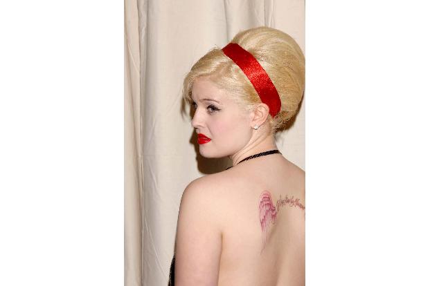 Roter Flügel als Star Tattoo