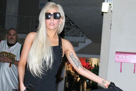 Peace Tattoo am Handgelenk von Lady Gaga