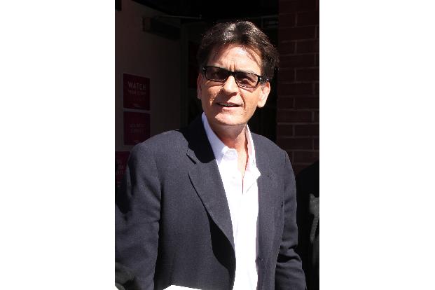 Auch Schauspieler Charlie Sheen steht eindeutig auf blonde Frauen.