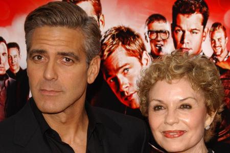 Auch George Clooney (54) ist ein richtiges Muttersöhnchen. Zu Problemen mit der Frau des Schauspielers führt dies zum Glück ...