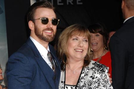 Auch Superhelden wie Captain America hängen an ihren Müttern. Chris Evans (34) spielt den ursprünglichen Comicbuchhelden sei...