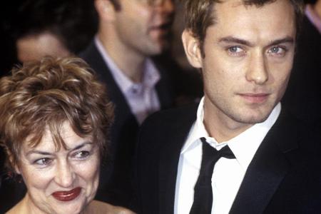 Das Bild ist zwar schon etwas älter, die Liebe zu seiner Mutter dürfte bei Jude Law (43) seither aber nur gewachsen sein.
