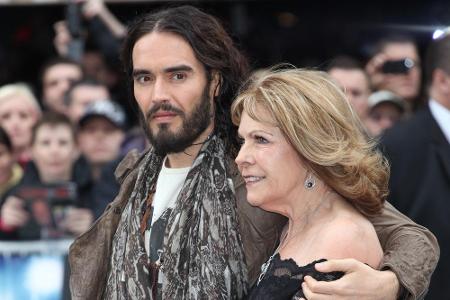 Wenn es um seine Mama geht, scheint Komiker Russell Brand (40) einen besonderen Beschützerinstinkt zu haben. Schon alleine d...