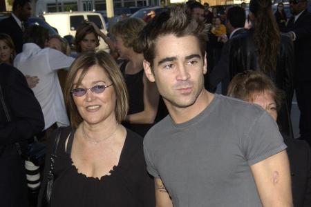 Bei seiner Mutter wird selbst Bad Boy Colin Farrell (39) ganz handzahm. Letztes Jahr wurde er dabei fotografiert, wie er zum...