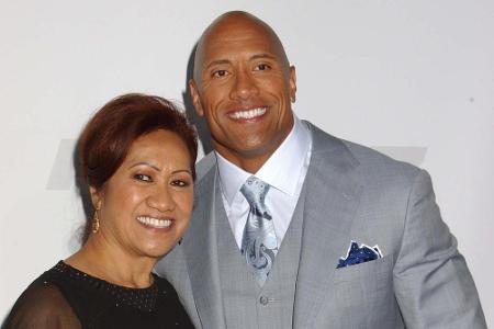Ein Berg von einem Mann, der auch schon häufig sein großes Herz bewiesen hat. Die Mama von Dwayne Johnson (44) hat den Schau...