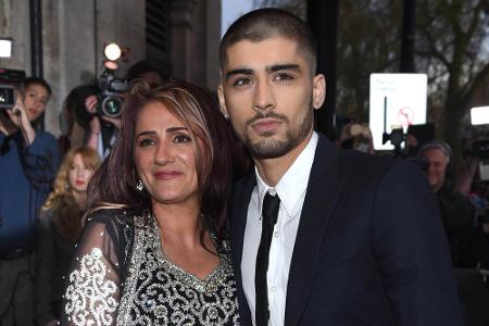 Die Mutter von Tomlinsons Ex-Kollege Zayn Malik (23) würde wohl alles für ihren Sohn tun. 2013 meldete sie sich bei Twitter ...