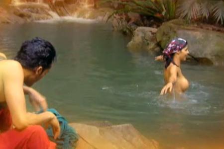 Auf ein Bikini-Oberteil verzichtet Micaela Schäfer eh. Freudig wippt sie im Wasser auf und ab.