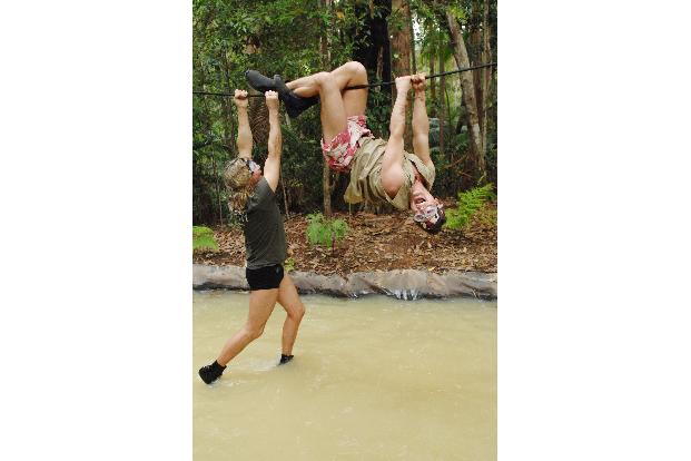 Vincent rutscht ab und baumelt nur noch mit beiden Händen am Tau. Rocco hat die bessere Technik.