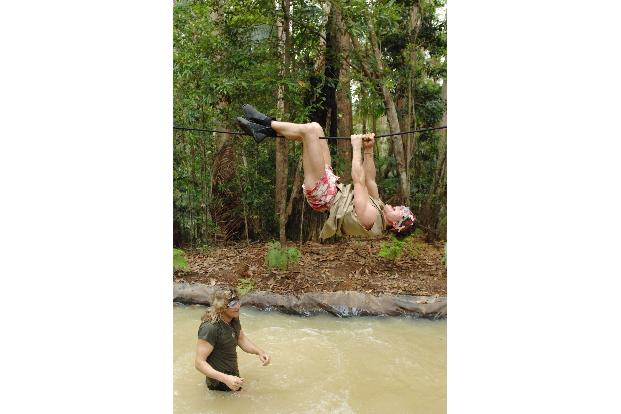 Die Kraft der Raben verlässt den Magier und er fällt in die See. Rocco hat das Spiel gewonnen.