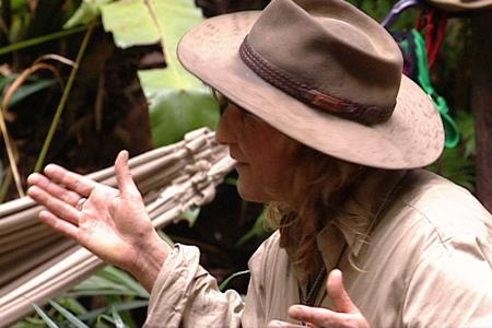 Wütend läuft Vincent im Camp hin und her.