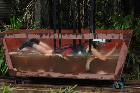 Auch wenn es nach Verwesung riecht, geht Jazzy auf Nummer sich und erkundigt sich: 