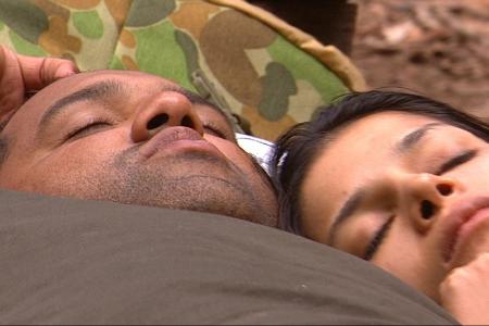 Ganz nah kuscheln Micaela Schäfer und Ex-Bundesligaprofi Ailton sich aneinander.