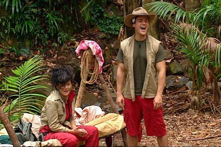 Rocco Stark und Kim Debkowski hängen den ganzen Tag aufeinander und haben sichtlich viel Spaß dabei.