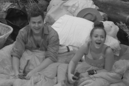 Auch der Nachtsicht-Kamera von RTL entgeht nicht, dass die beiden auf einer Matratze nächtigen.