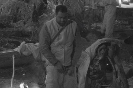 Pfui! Ailton pinkelt in den Dschungel.