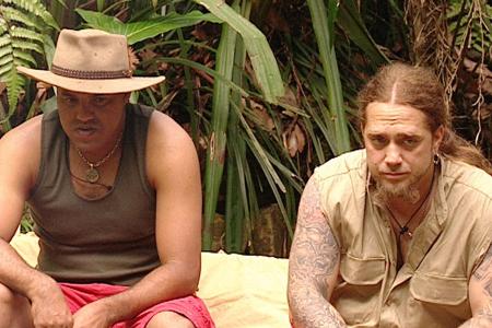 Wild-Pinkler Ailton und Martin Kesici nehmen ihre Strafe, drei Tage lang Spüldienst zu haben, gelassen.