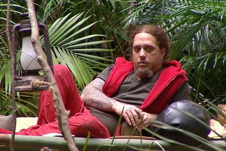 Martin Kesici bewegt sich kaum, er rülpst und er pinkelt ins Camp - er mutiert langsam zu einem 