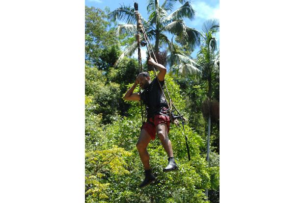 Über dem See schaukelnd gibt Ailton Ramona seine Anweisungen: 