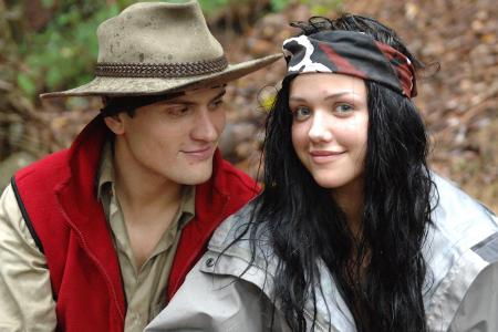 Die beiden müssen sich gegenseitig in einer Wanne einseifen.