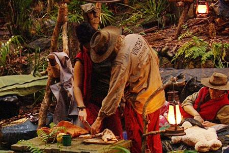 Kim schneidet die Gans und Vincent beginnt ihr 