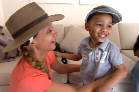 Auch ihr kleiner Sohn begrüßt Radost ganz freudig im Hotel.