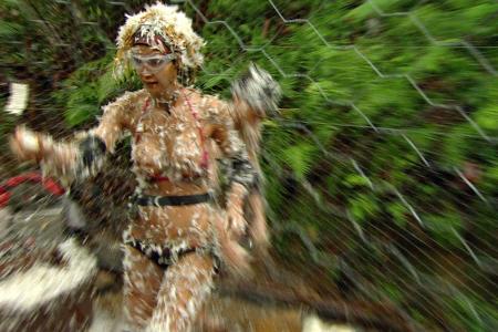 Micaela und Rocco laufen den Hühnern hinterher und sammeln so viele Plastik-Eier wie möglich ein.