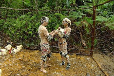 Geschafft! Das letzte Plastik-Ei haben die beiden Promis auch gesammelt und sich so den Schlüssel und die Truhe gesichert.