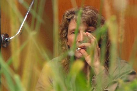 Vincent raucht nach seinem Auszug aus dem Camp erst ein Mal genüsslich eine Zigarette.